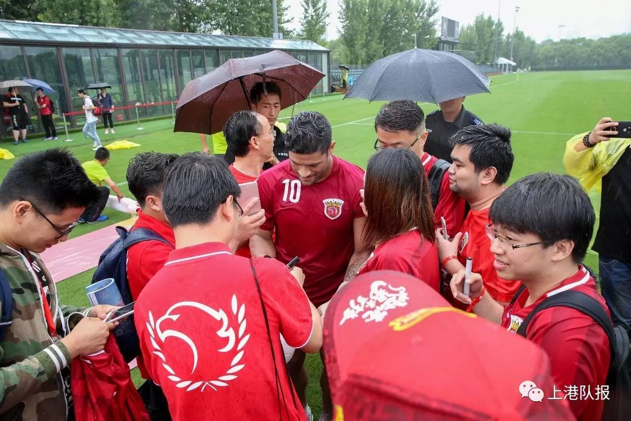 体育赛事-关于广州队训练开放日，赛前刷新队史纪录引欢呼，亚冠在即，团队化学反应显著的信息